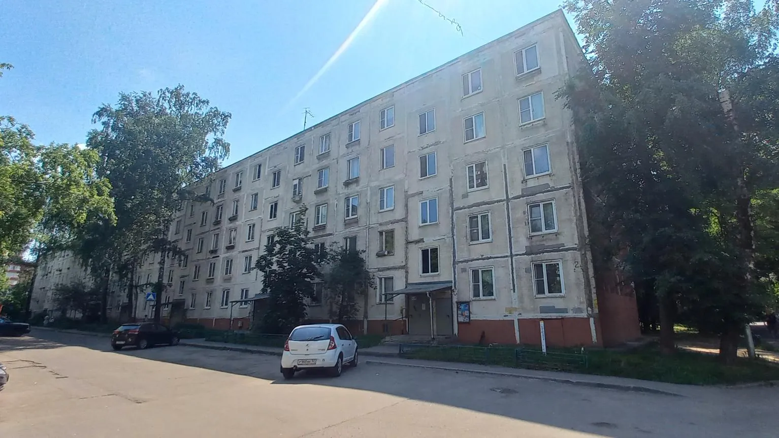 В Долгопрудном обновляют фасад дома на улице Железнякова