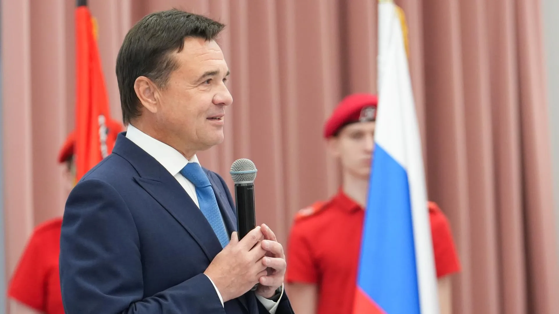 Андрей Воробьев поздравил с Днем знаний учеников школы Монетова в Подольске