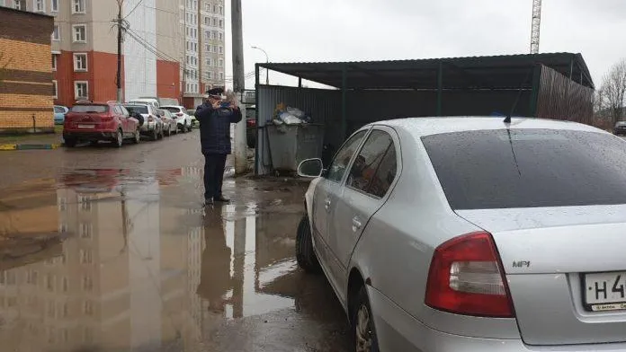 В Подольске оштрафовали 26 автохамов, перегородивших подъезд к контейнерным площадкам