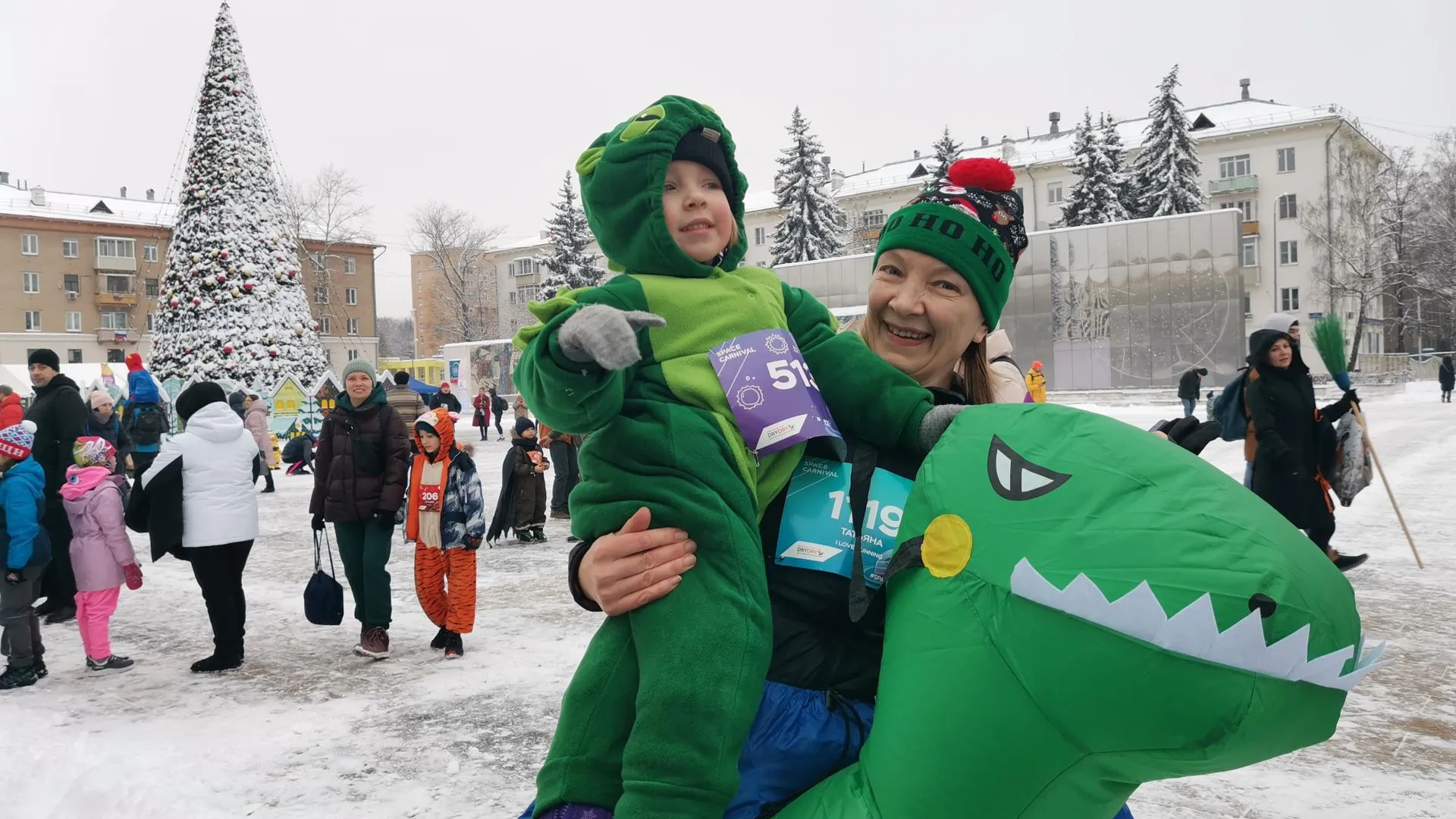 Около 600 человек принимают участие в карнавальном забеге в Королеве