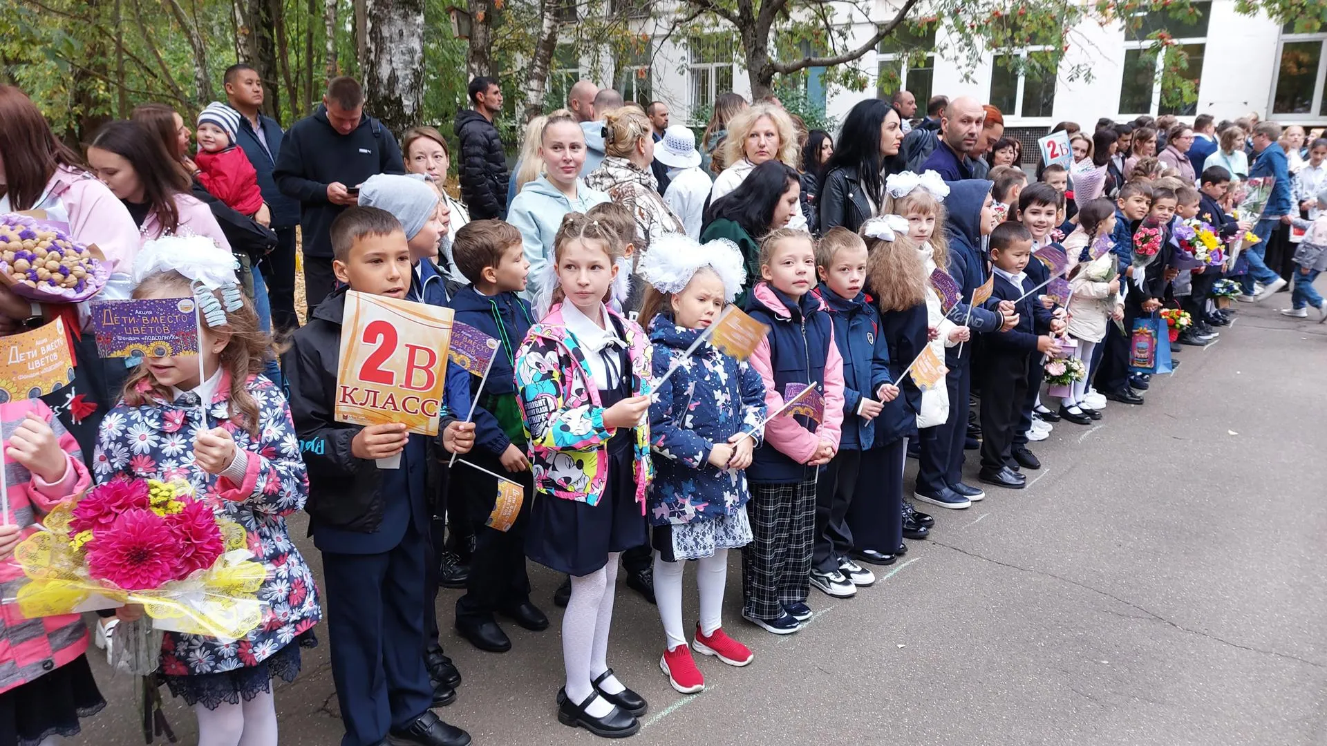 150 первоклассников сели за парты в школе №10 Мытищ в День знаний