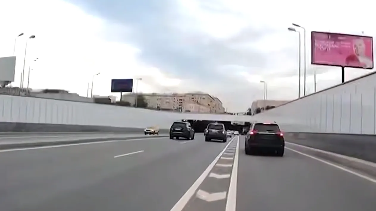 Полицейские в Москве устроили погоню за лихачкой за рулем Mercedes без номеров