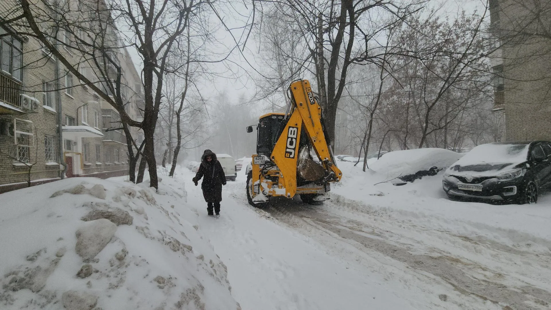 В Люберцах продолжаются работы по расчистке и вывозу снега