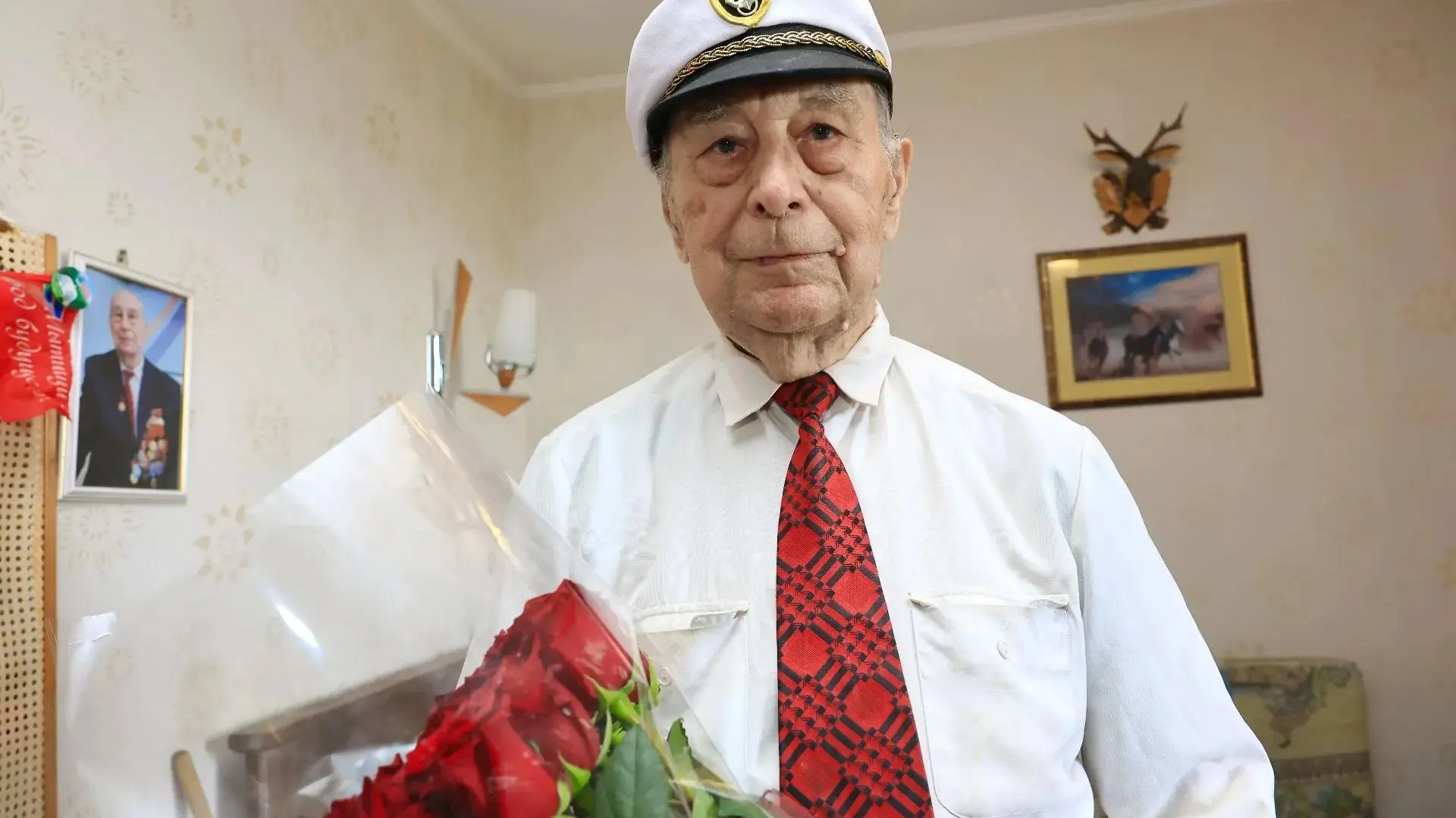 В Мытищах поздравили ветерана ВОВ с 95-летием