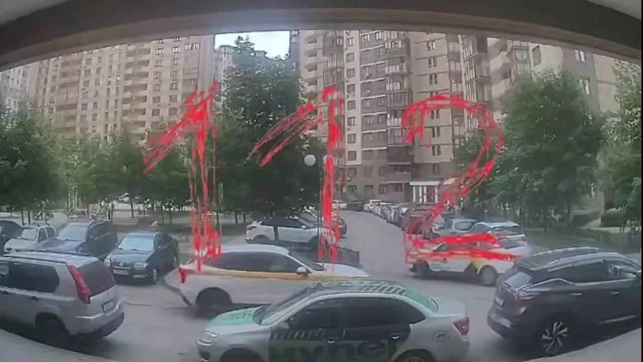 В Сети опубликовали видео, как таксист задавил 8-летнего ребенка в Подмосковье