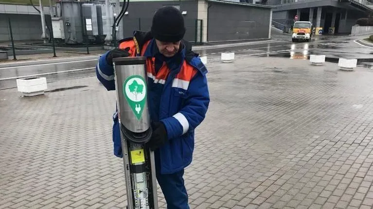 Энергетики увеличили мощность электрозарядной станции у Дома правительства Подмосковья