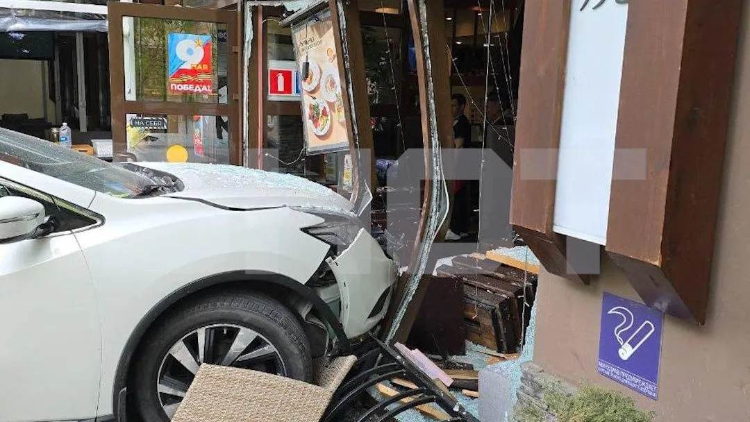 Москвичка на Nissan Murano влетела в ресторан возле МГУ