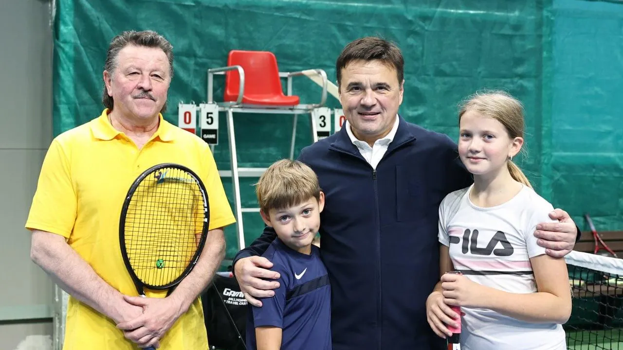 Андрей Воробьев сыграл с 7-летним ребенком в теннис в Шаховской