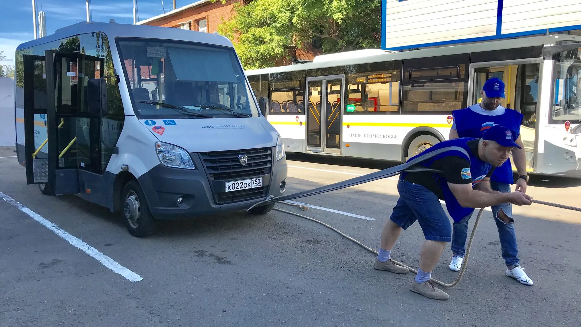 Спортсменам Люберец удалось сдвинуть автобус весом 3,5 тонны на спортивной акции
