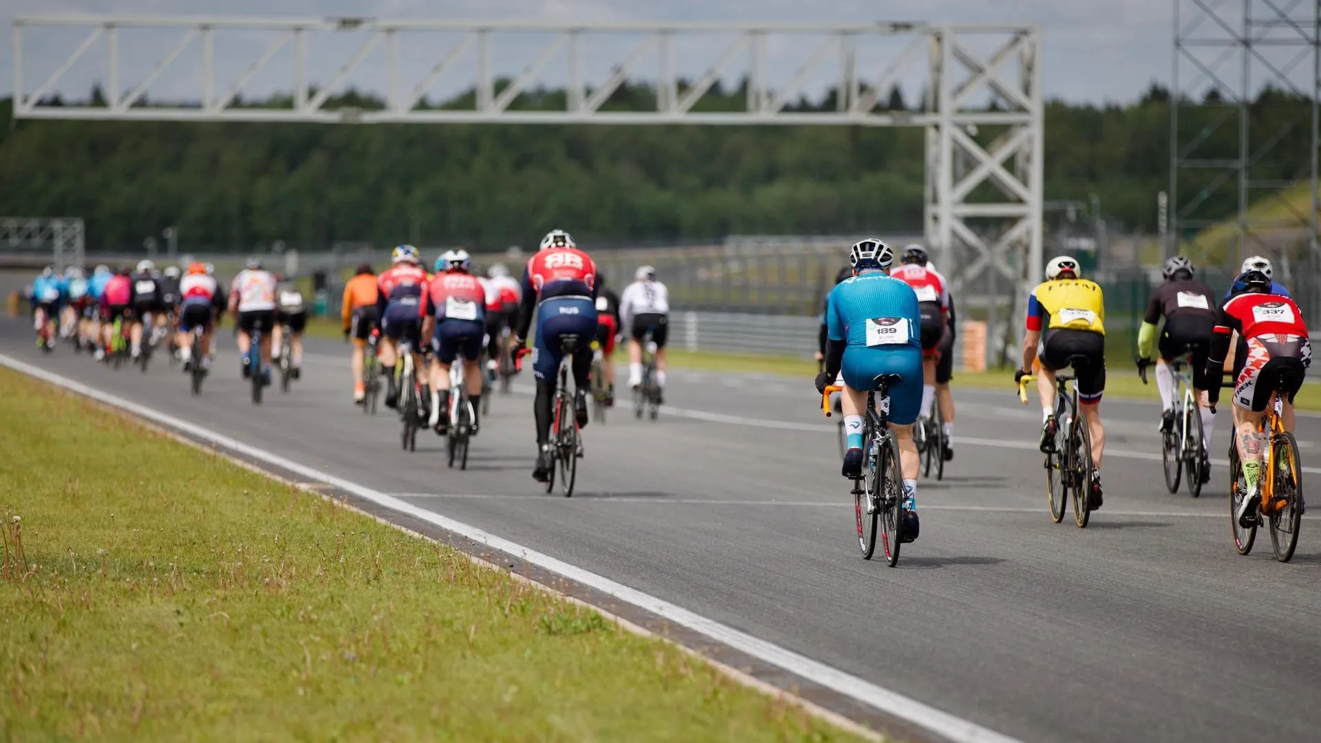 2 тыс человек стали участниками первого в сезоне велозаезда Gran Fondo в Волоколамске