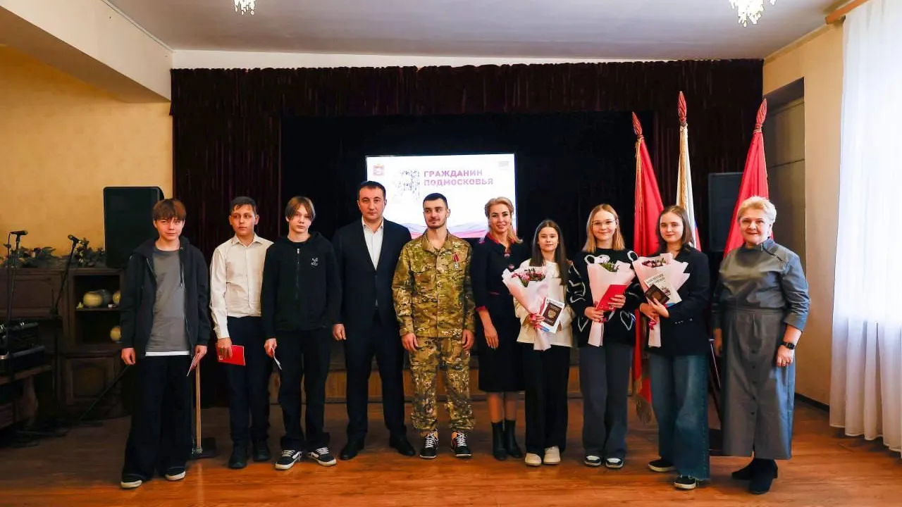 Шесть подростков из Дзержинского получили паспорта в торжественной обстановке