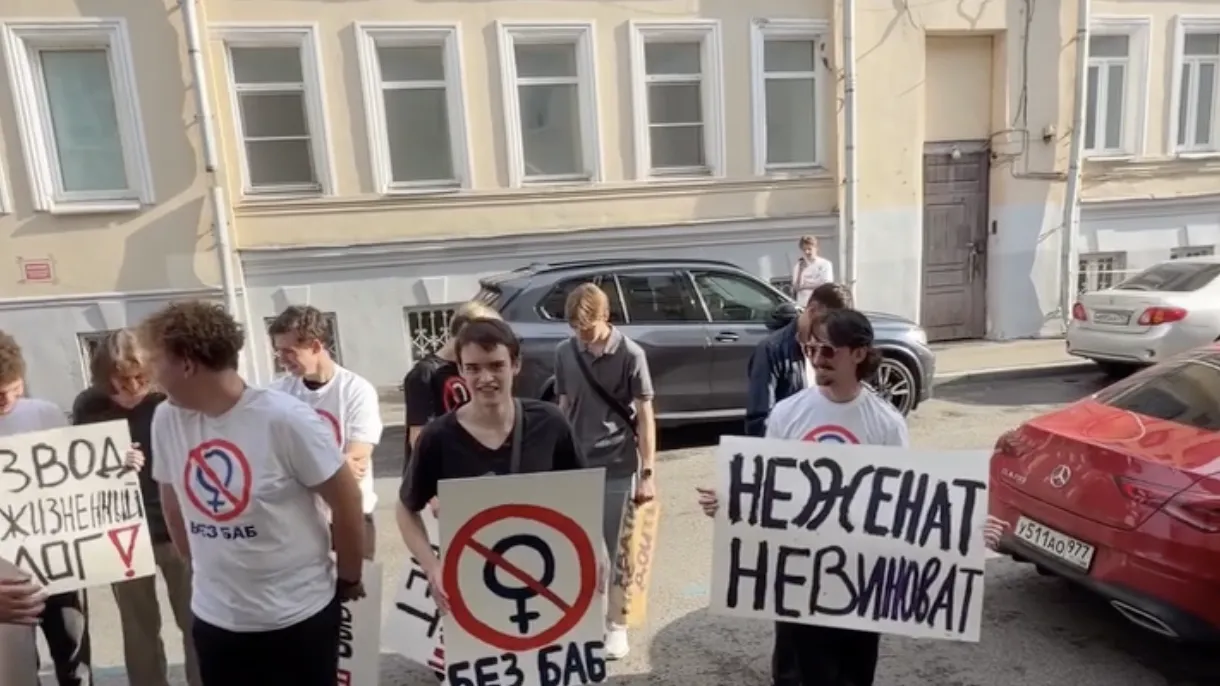 Не женат — не виноват: клуб «без баб» собрался у штаба помощи мамам-одиночкам