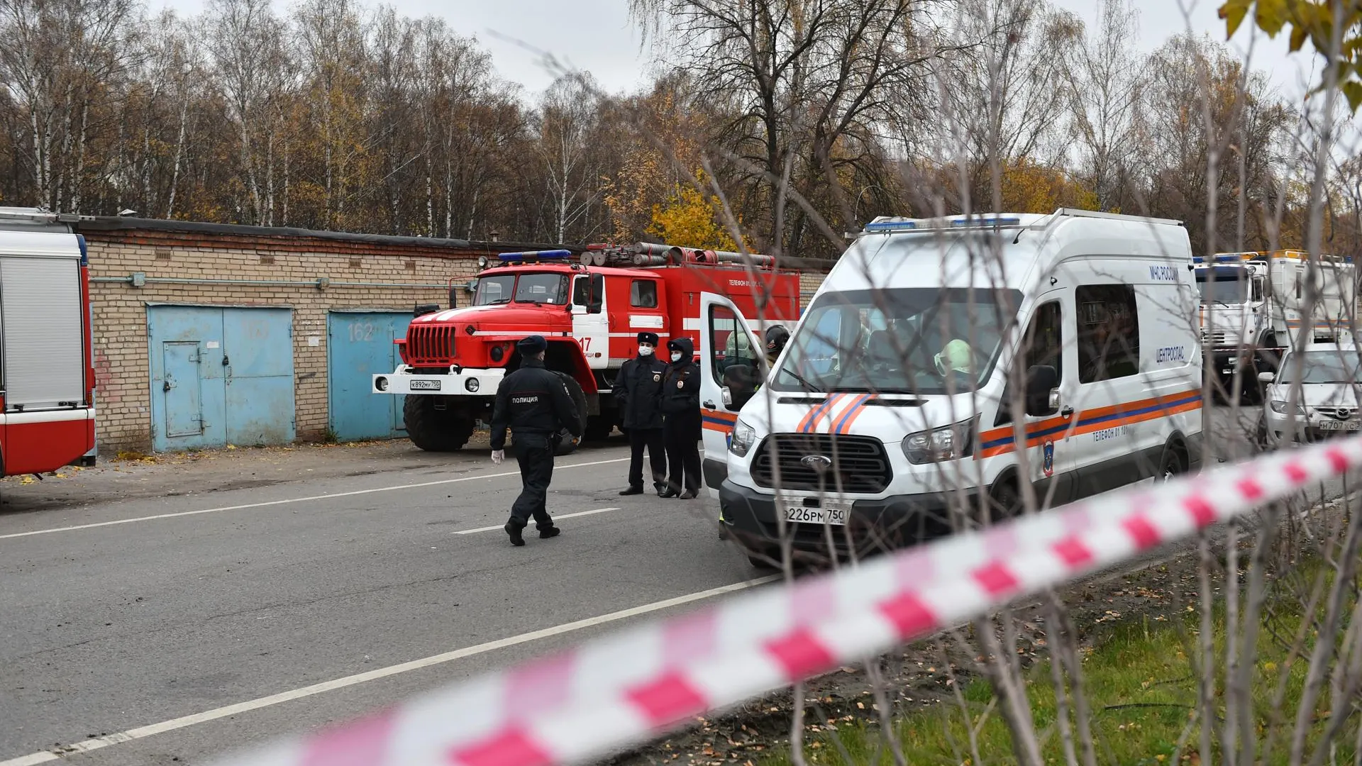 Место взрыва оцепили в гаражах в Мытищах