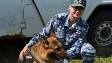 Кинологи ОМОН в Подольске подарили служебным собакам защитную амуницию