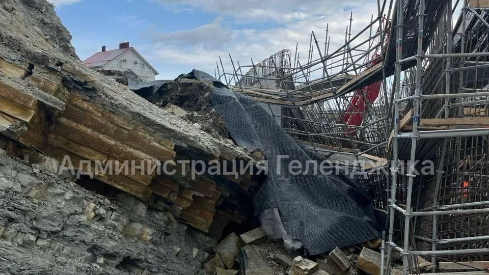 Три человека оказались под завалами грунта в Геленджике
