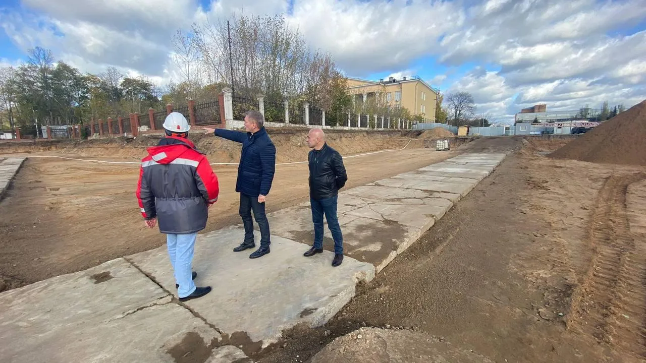 Депутат Дмитрий Дениско оценил ход работ по реконструкции стадиона в Люберцах