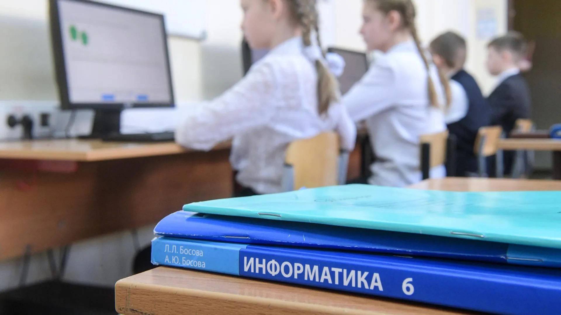 Новые компьютеры и планшеты закупят для школ Подмосковья