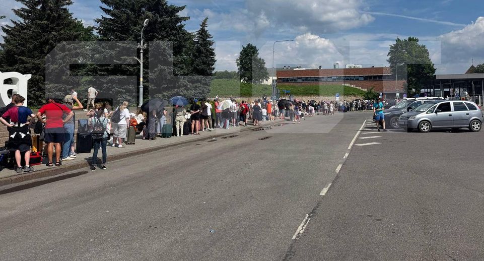 Километровые очереди: эстонские пограничники не пускают своих сограждан в Россию