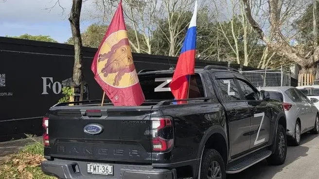 В Сиднее прошел автопробег в честь Дня России с портретами Путина