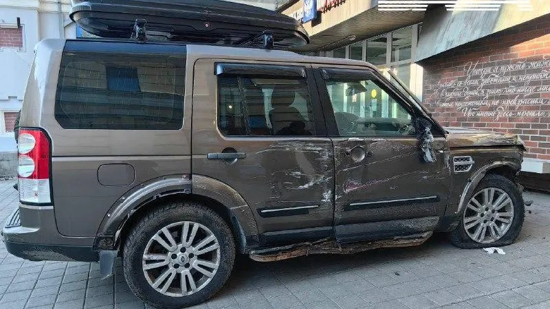 Видео: угнанный джип протаранил храм, автобус и машину полиции во Владивостоке