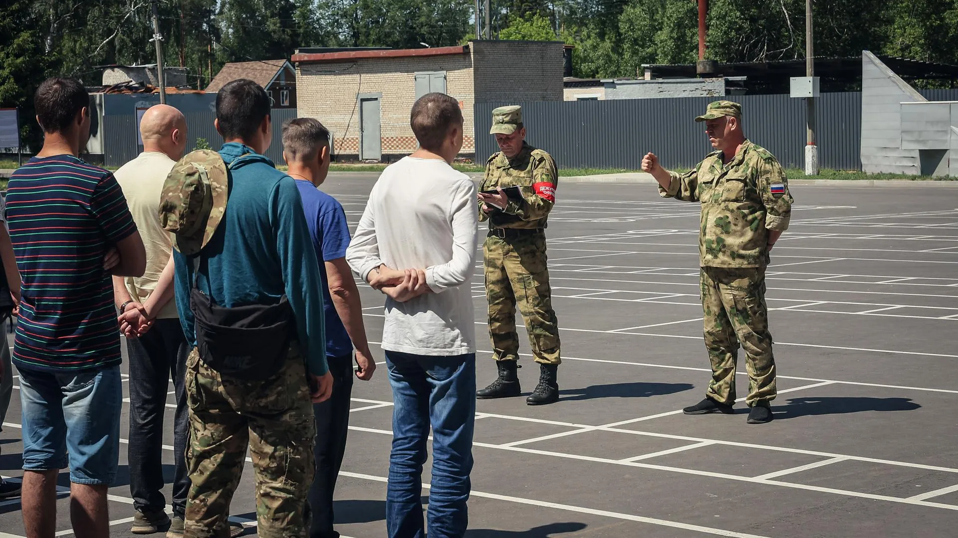 Политолог Косоруков о добровольцах в пункте отбора в Балашихе: они идут по зову сердца