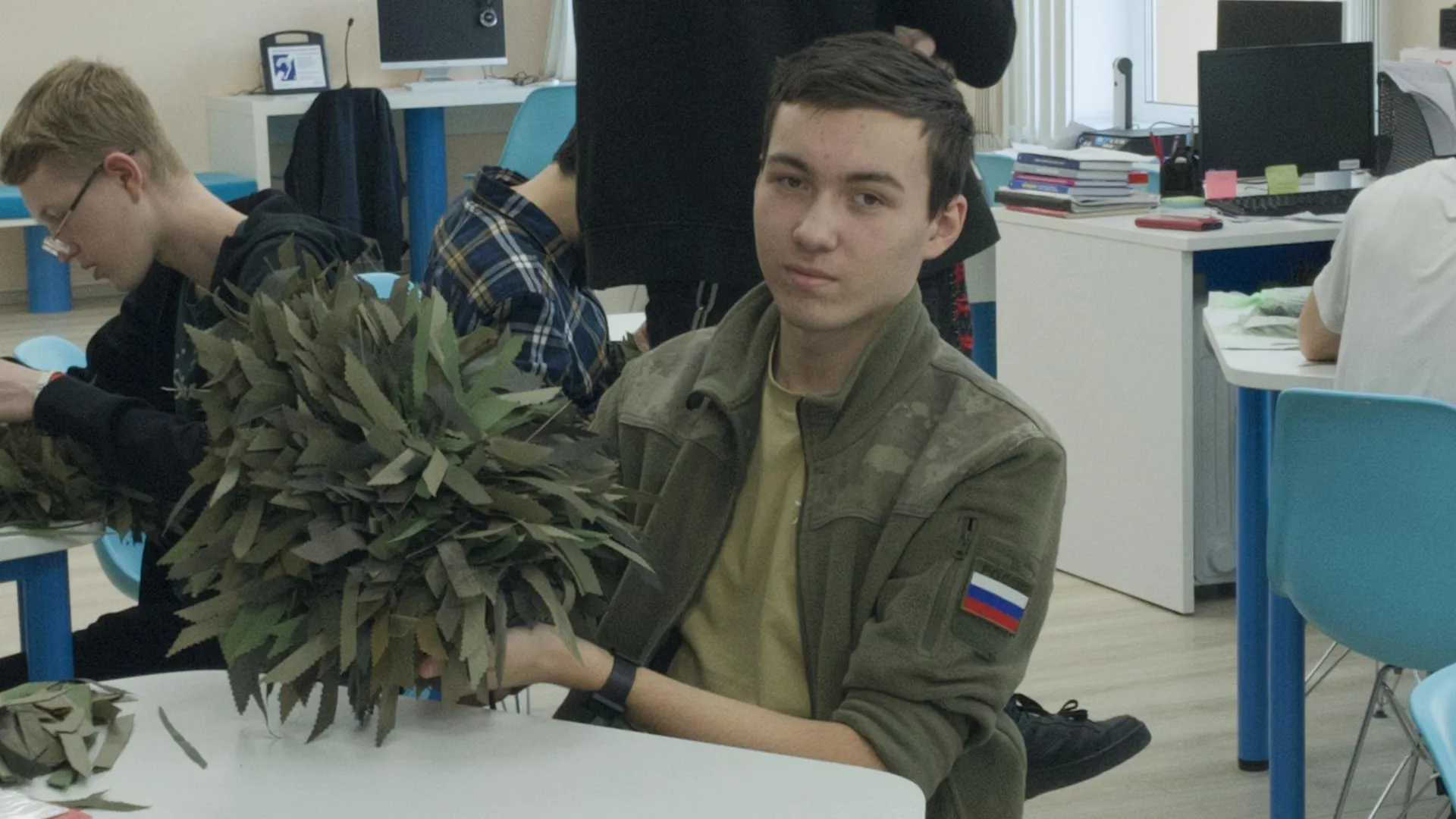 Студенты Сергиева Посада сплели маскировочные нашлемники для бойцов СВО