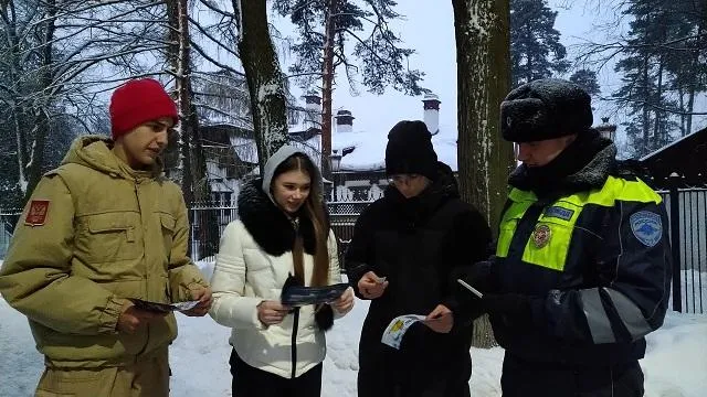 В Богородском округе инспекторы ГИБДД рассказали прохожим о важности фликеров ночью