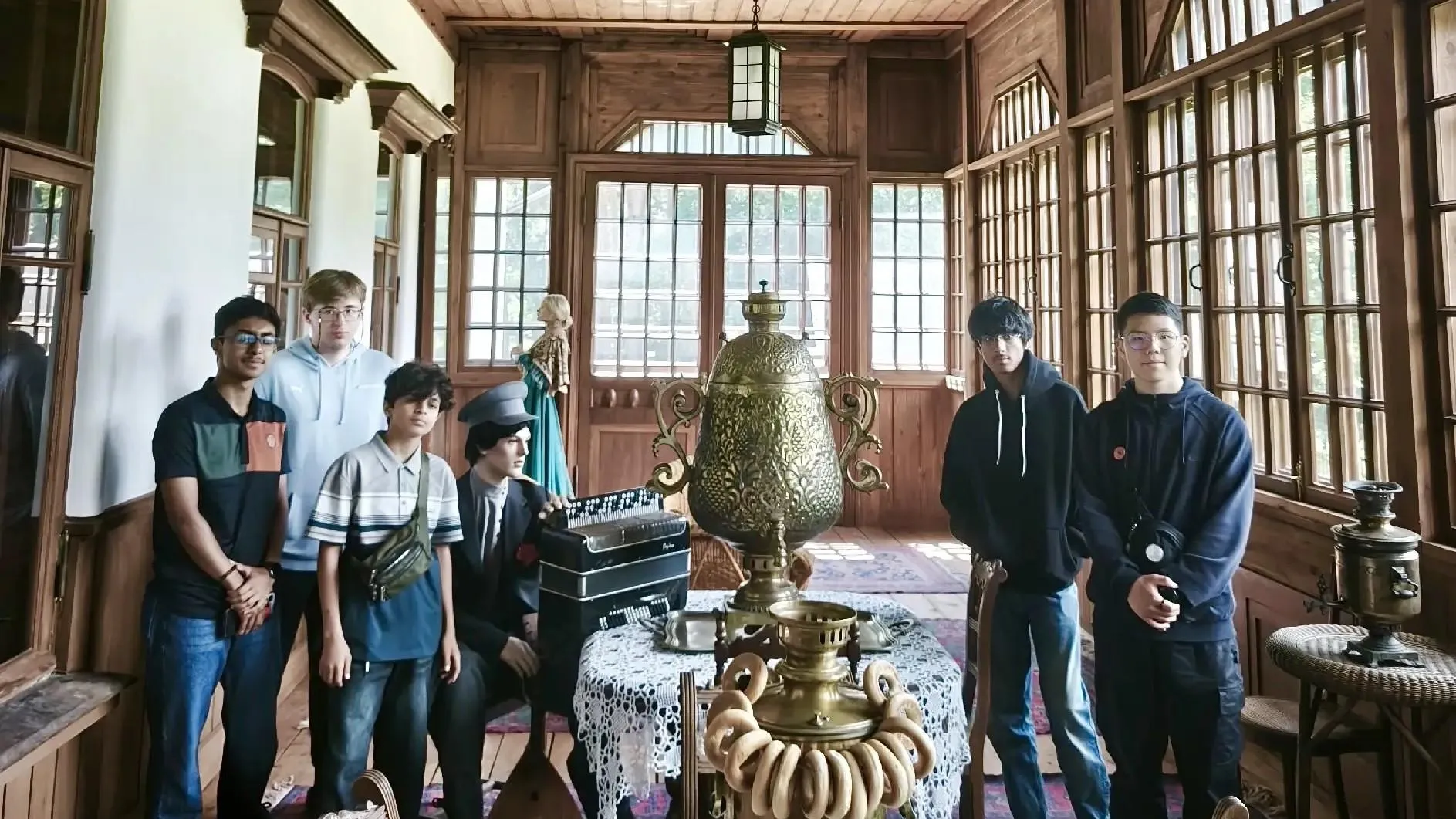 В Ногинске школьники из Азии посетили дом-музей Морозова