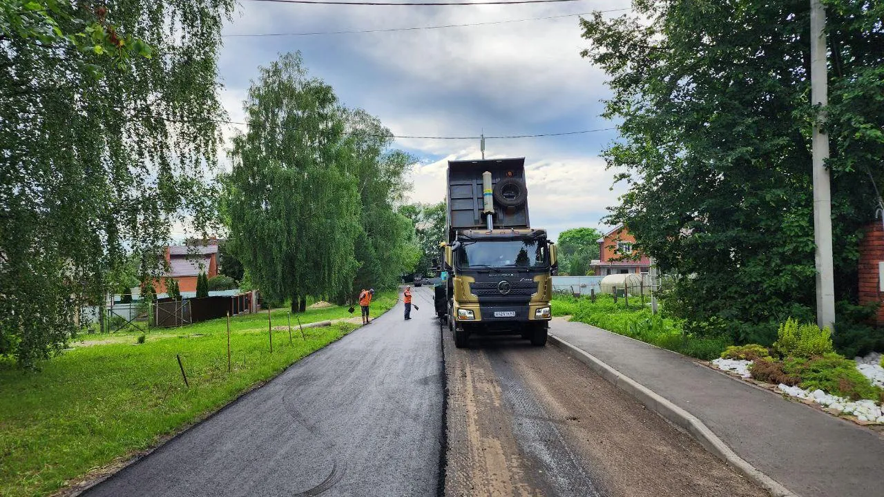 В Волоколамске на улице Пушкарская Слобода завершили укладку асфальта