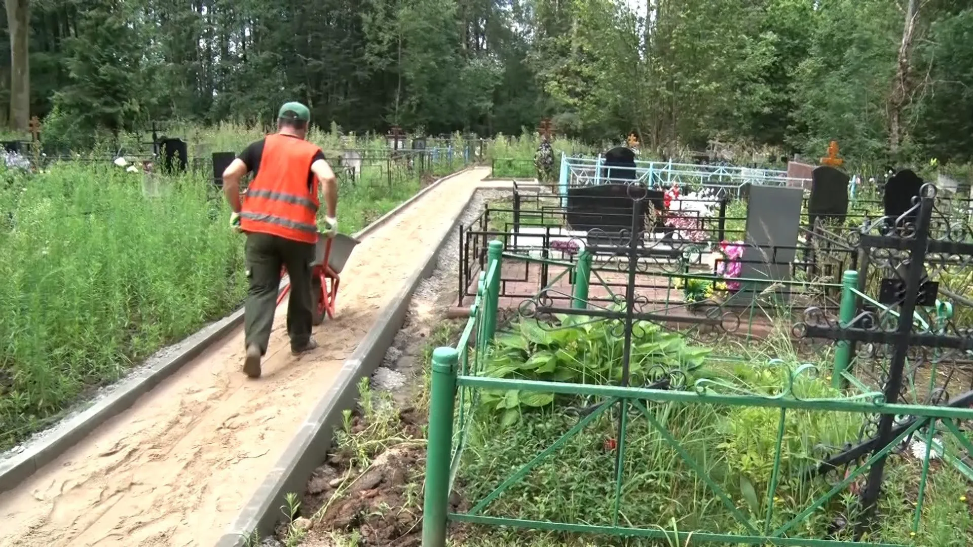 На кладбище в селе Селенское округа Клин проводят благоустройство