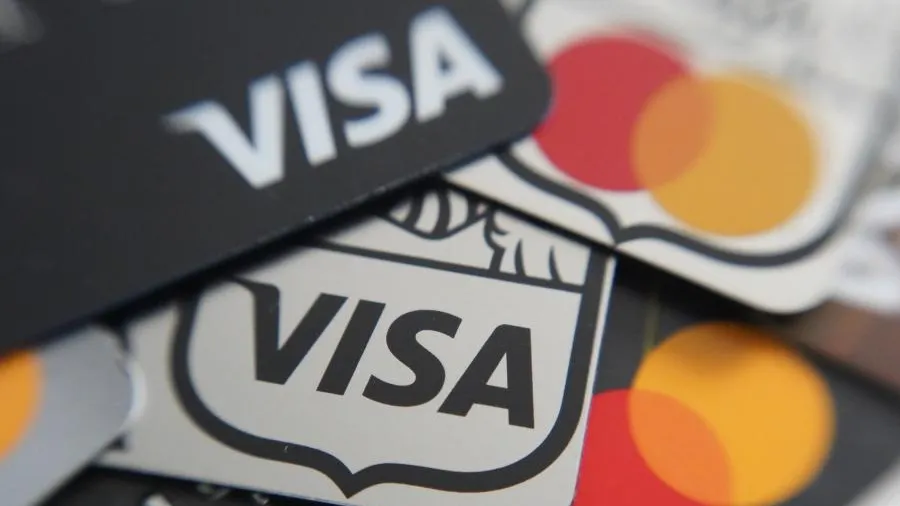 Экономист предупредила о рисках использования карт Visa и Mastercard