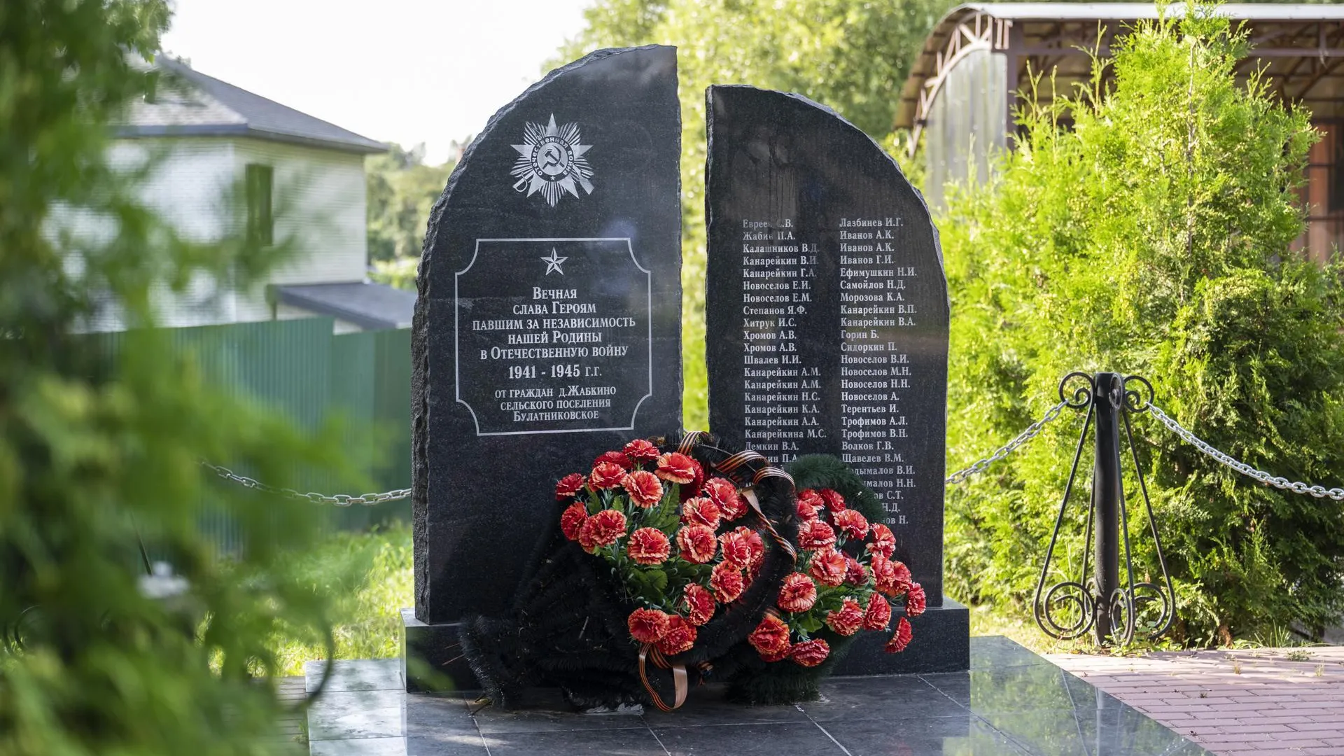 В Ленинском округе памятники начали приводить в порядок ко Дню Победы
