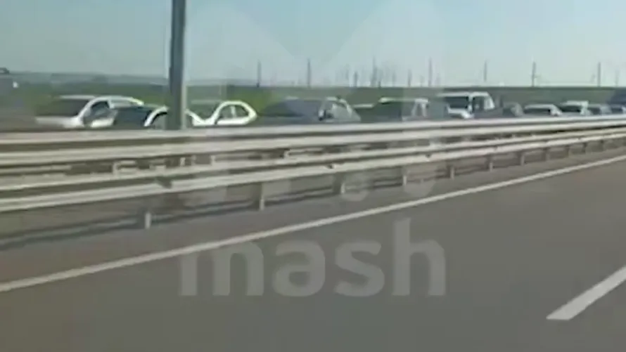 Стоят около 2,5 тыс авто: транспортный коллапс произошел на Крымском мосту