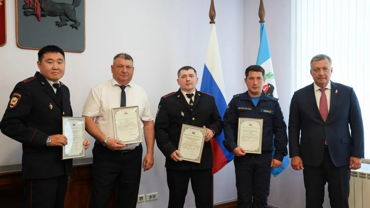 Полицейских и военного, закидывавших камнями БПЛА, наградили в Иркутской области