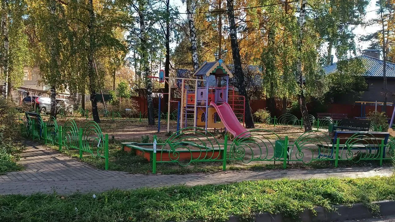 Ограждение оперативно поставили на детской площадке в округе Пушкинский