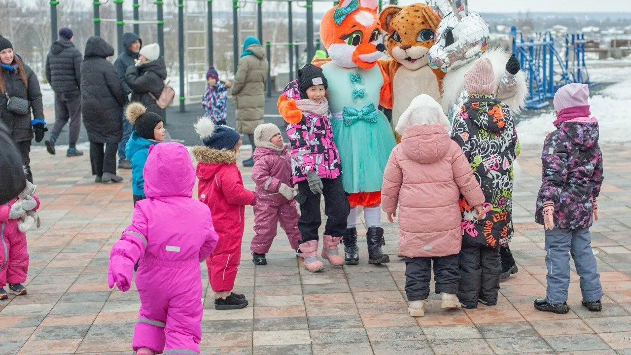 Парк Ривьера в Можайском округе проводит зимние праздники с играми и мастер-классами