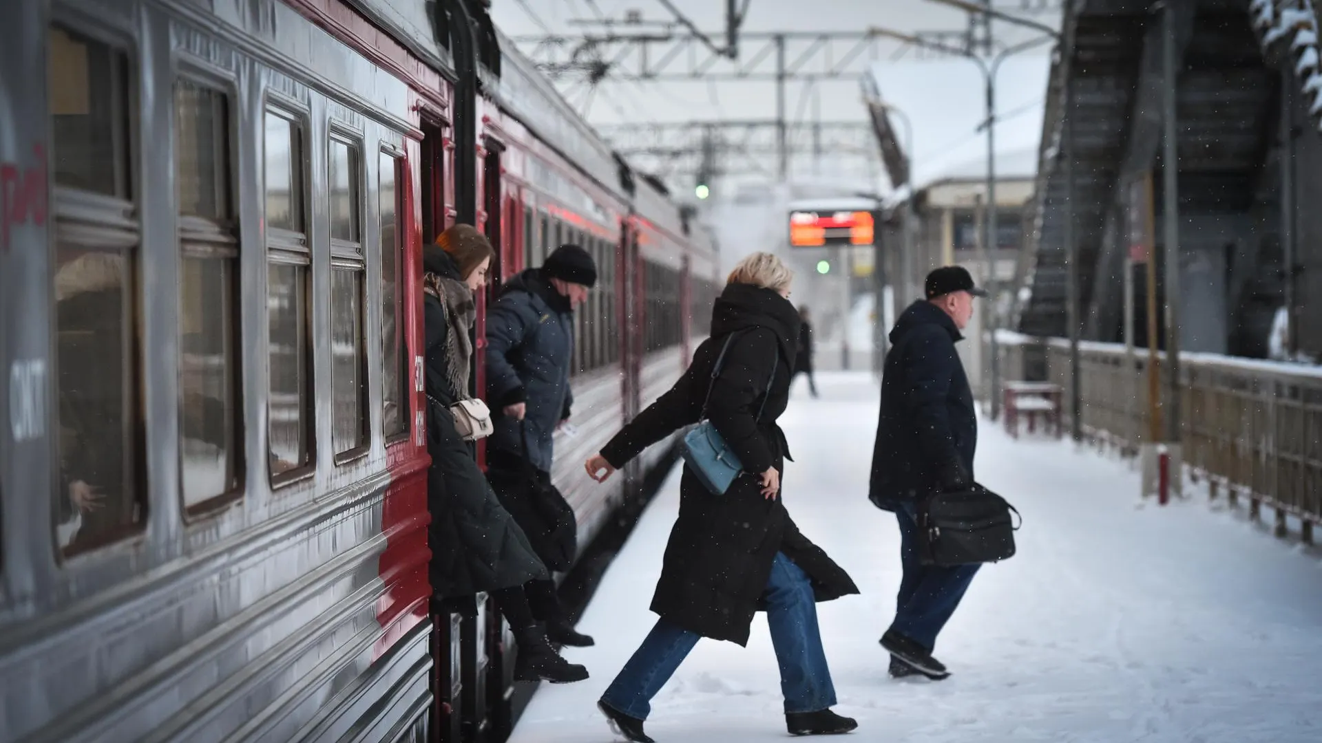 Жителей Подмосковья попросили пересесть на общественный транспорт из‑за снегопада