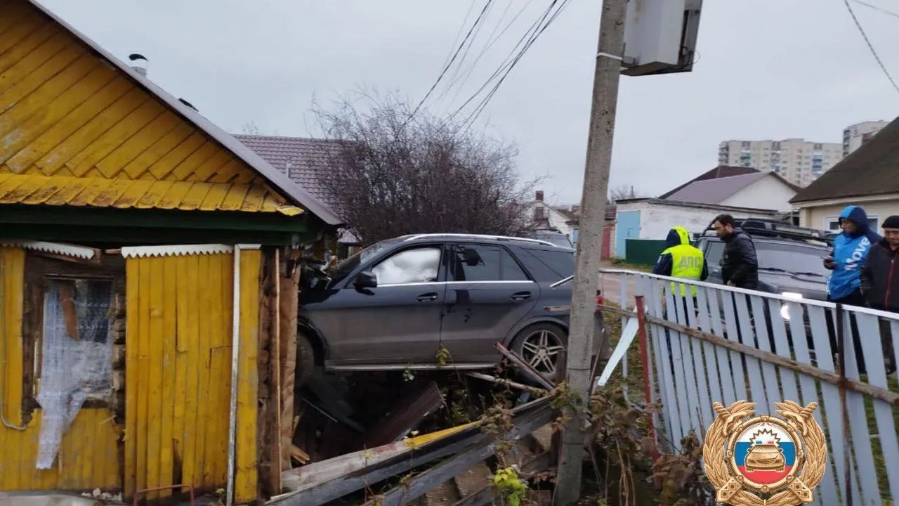 Заехал в гости: в Башкирии Mercedes с пьяным водителям влетел в дом и застрял там