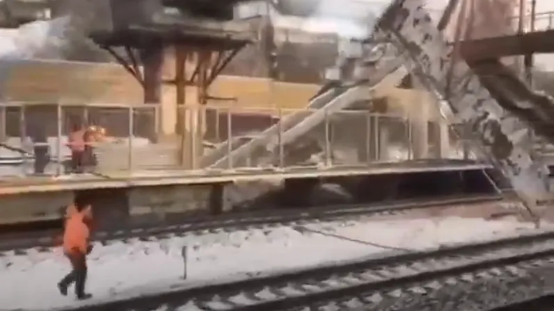 Опубликовано видео с места обрушения части моста на ж/д пути в Подмосковье