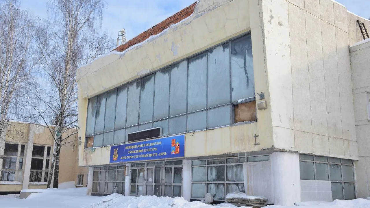 Депутат Ефимов проверил реконструкцию дома офицеров в микрорайоне Заря в Балашихе