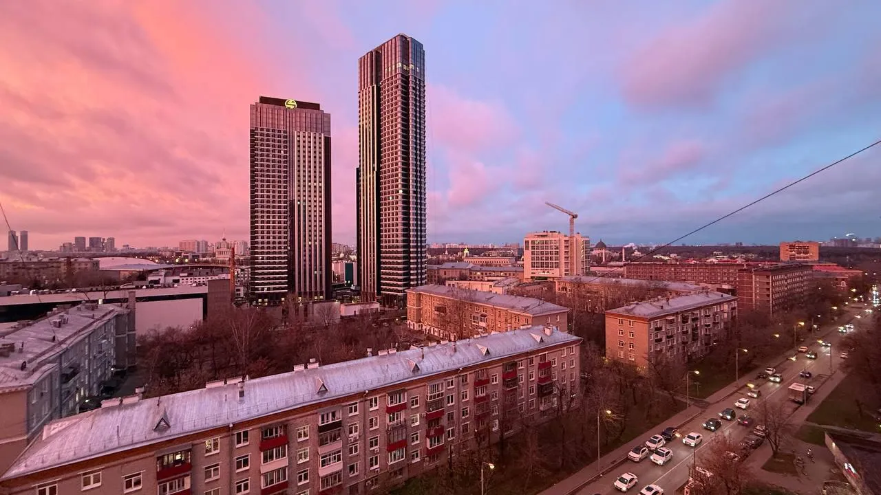 Фиолетово-розовое небо: рассвет необыкновенной красоты увидели москвичи