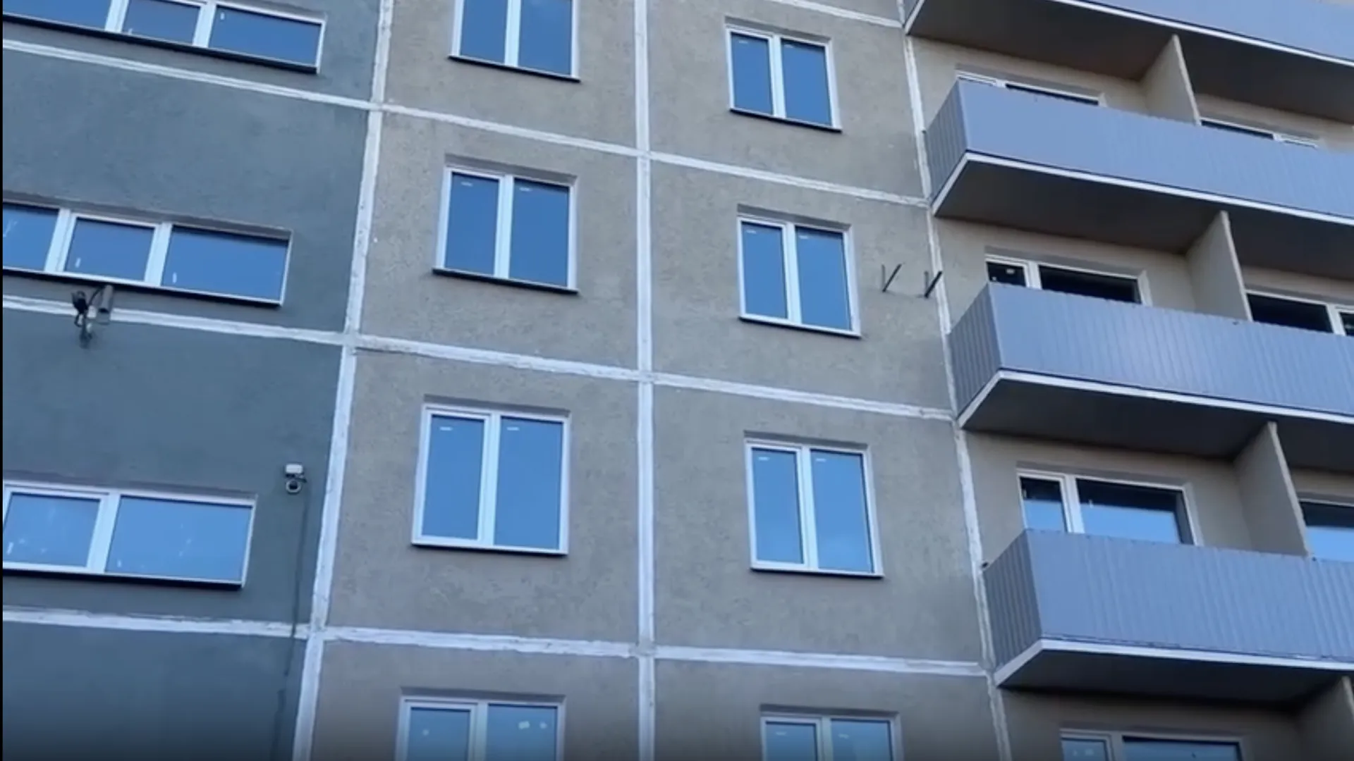 Подмосковные специалисты восстанавливают девятиэтажный дом в Мариуполе