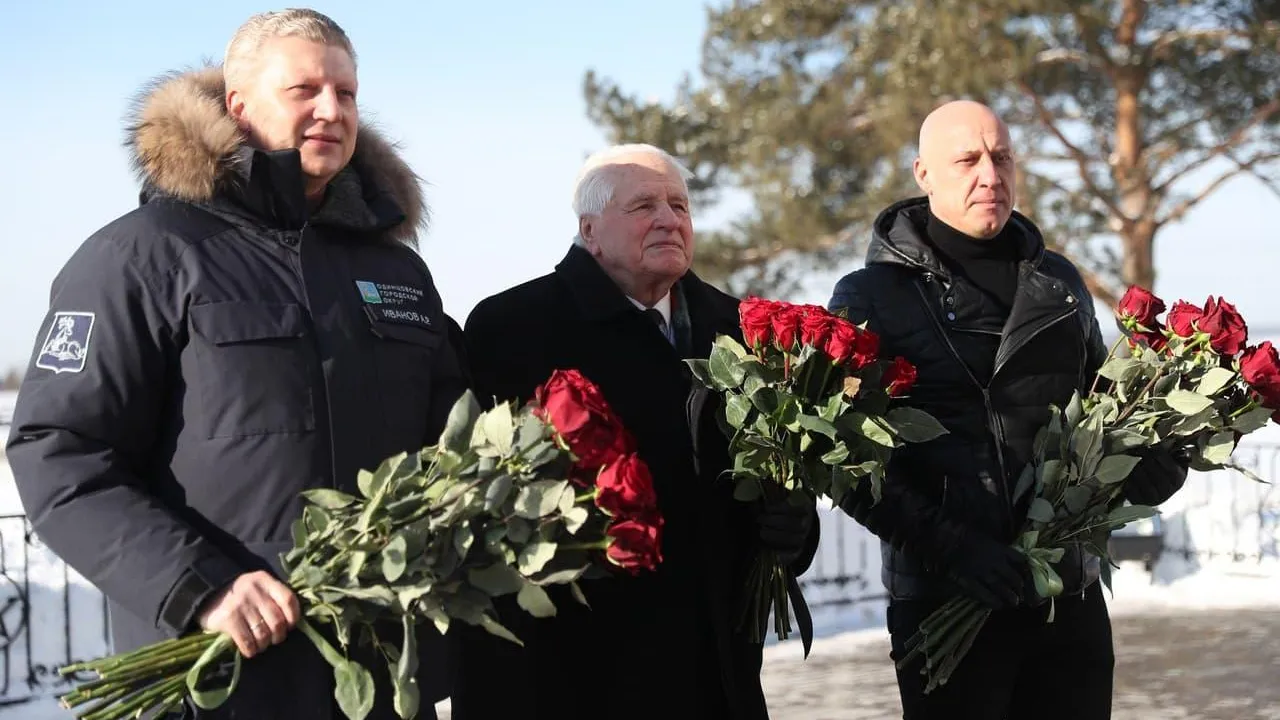 Андрей Иванов почтил память защитников Отечества у мемориала «Рубеж обороны 1941 года»