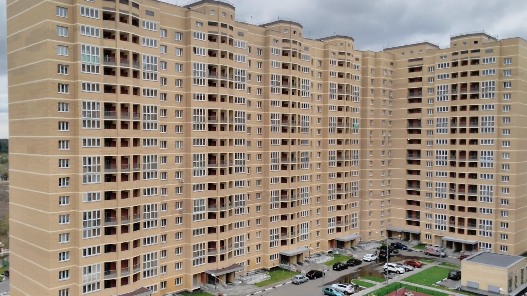С начала весны УК Подмосковья очистили от мусора около 200 подъездных козырьков