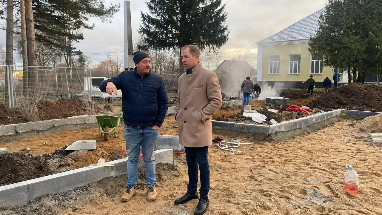 В Шаховской проводятся работы по благоустройству сквера