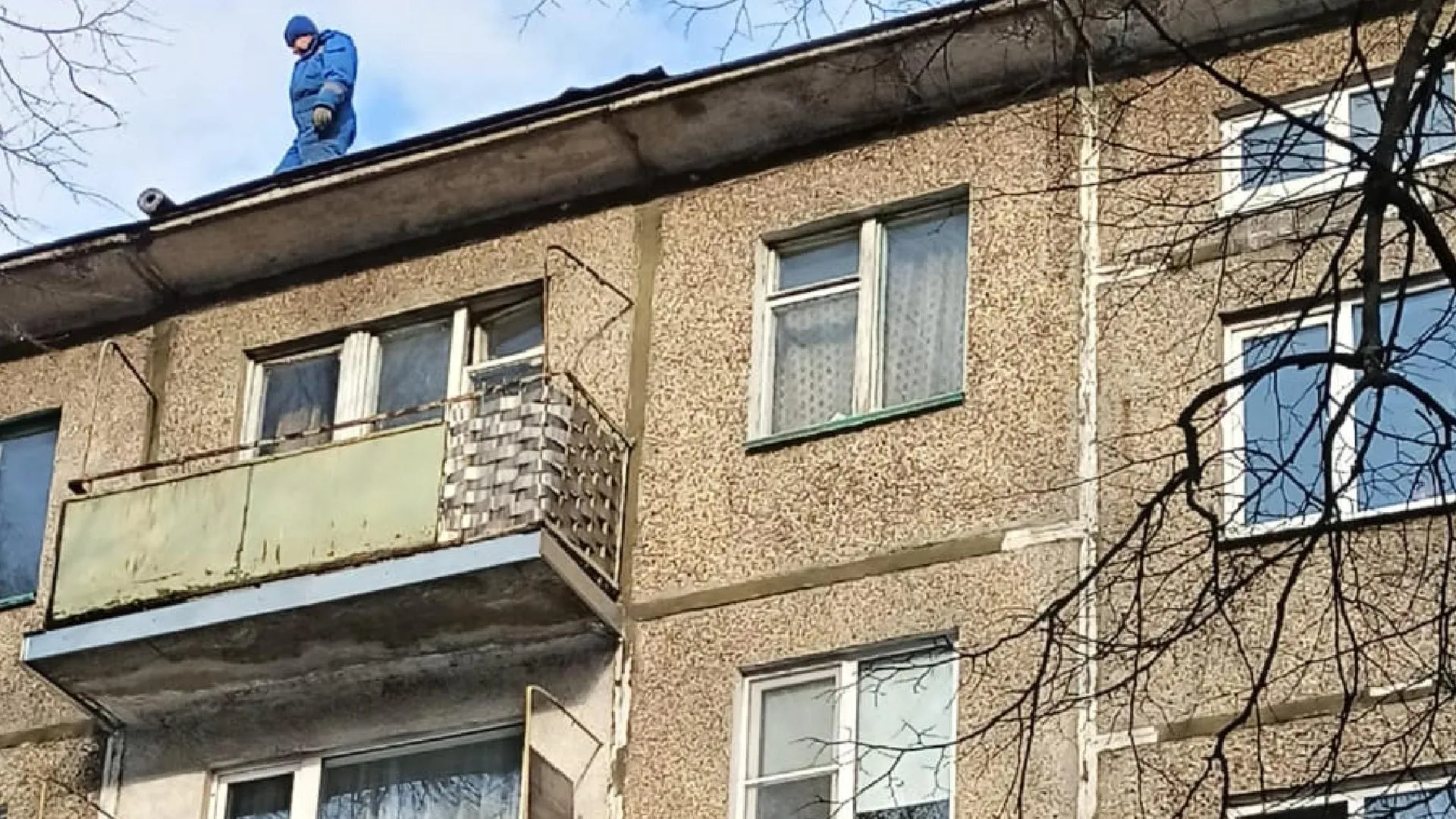 Жителям пятиэтажки в Коломне помогли остановить протечки в квартиру на 4 этаже