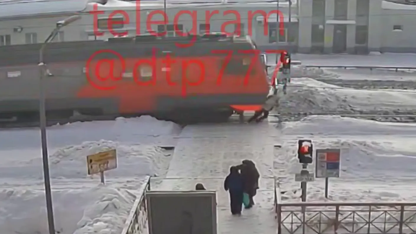 Бежала через пути: появилось видео трагедии на станции Хотьково