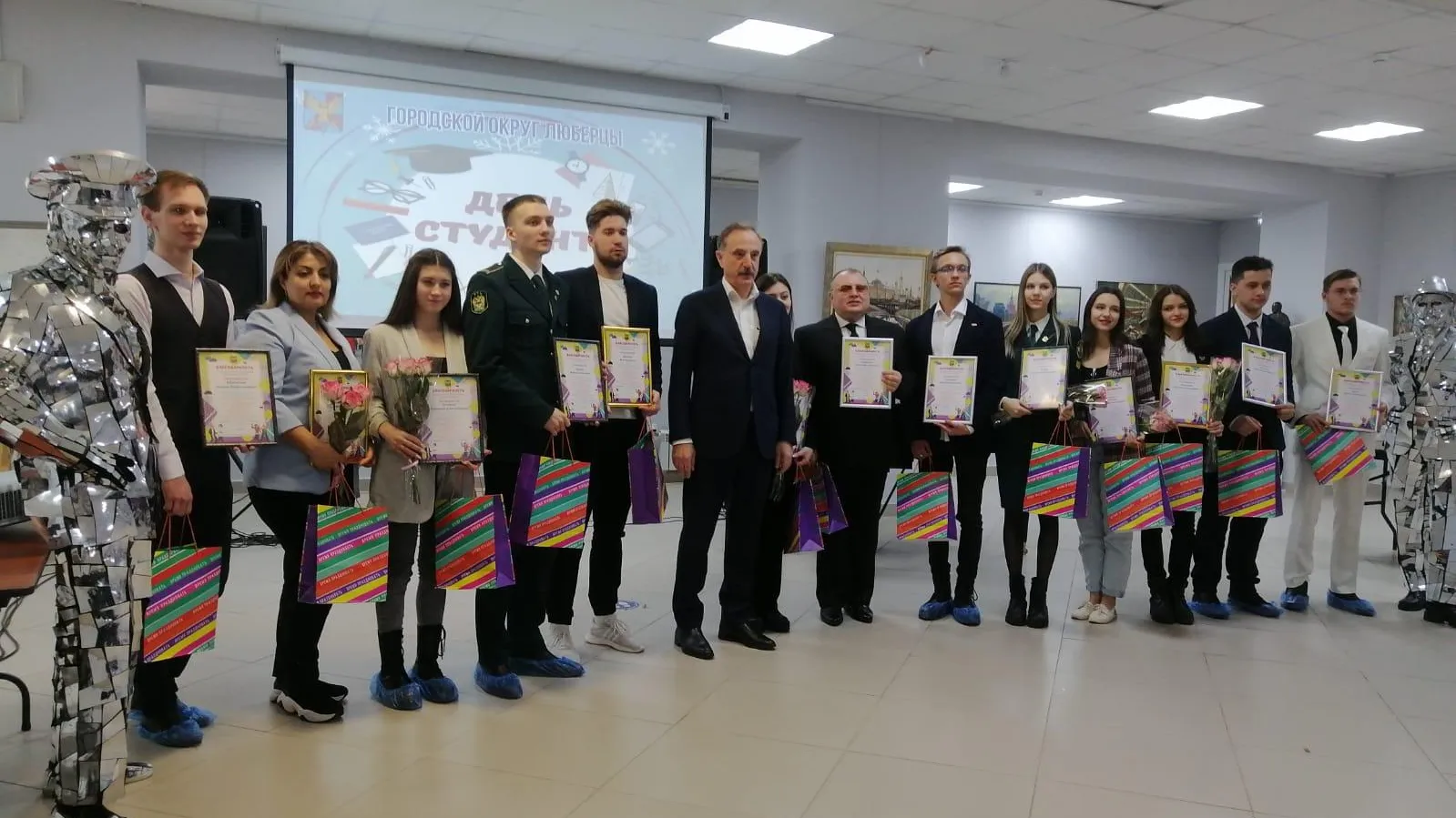 Лучшим студентам Люберец вручили сертификаты на бесплатный прокат коньков
