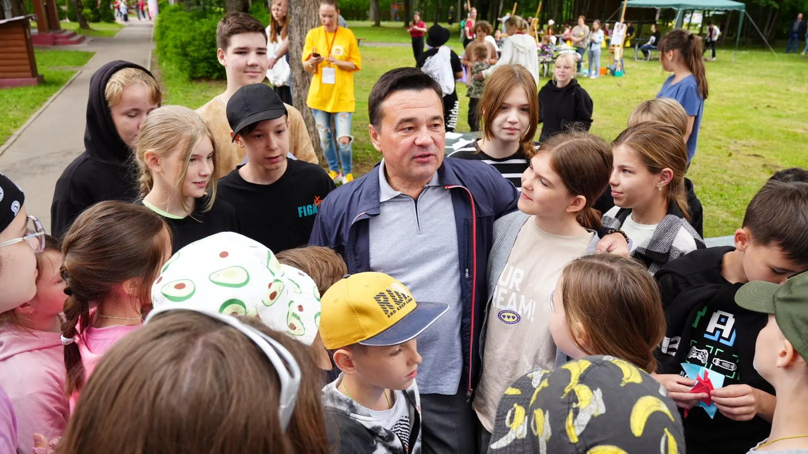 Андрей Воробьев навестил детей участников СВО в оздоровительном комплексе «Литвиново»