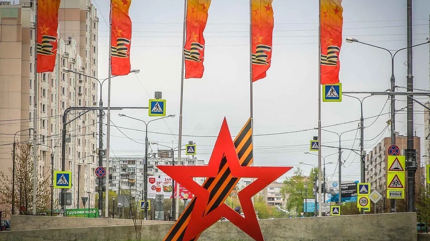 Флаги на опорах освещания установили в Люберцах к 9 Мая